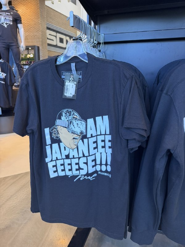 📸 @YamadaMLB選手の「アイム、ジャパにーーズ！」Tシャツ👕ホワイトソックスのチームショップで販売中🤗🎌 #村上宗隆原文 #MLB日本選手