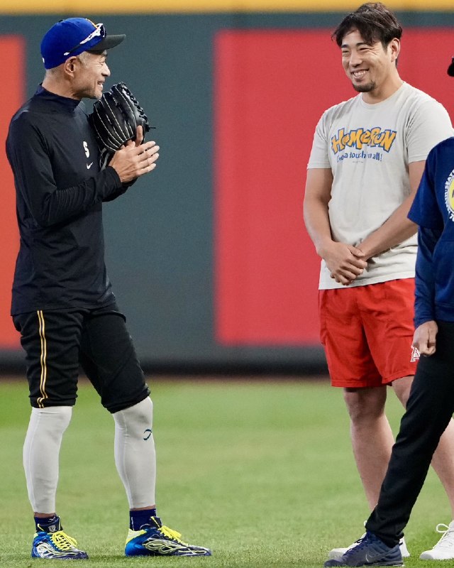 📸 @MLBJapan ×2🤝  が  と再会！！シアトル時代のチームメイト同士が、グラウンドで笑顔で言葉を交わしました❤️@Angels #菊池雄星 #イチロー #日本人選手情報原文 #MLB日本選手