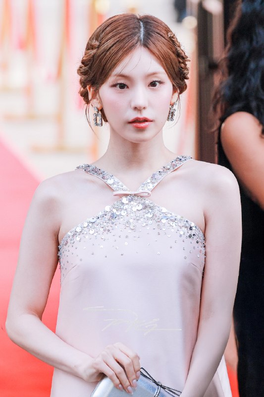 📸 @pjg920 ×4261001 RogerViver       @ITZYofficial #ITZY #있지 #YEJI #예지 #RogerViverSS27 #ViverEnFleur原文 #黄礼志