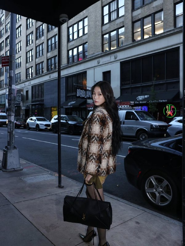 📸 @kazuhaboost ×4The New Simone Bag by Anthony VaccarelloSpotted carrying the new Simone Bag: LE SSERAFIM’s KAZUHA, RIIZE’s Anton, Song Jia, Bella Hadid, and Charlotte Gainsbourg. #카즈하 #カズハ #中村一葉 #KAZUHA #LE_SSERAFIM #르세라핌 #KazuhaXSaintLaurent原文 #中村一葉