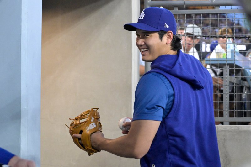 📸 @AkihiroUeno11選手の内野手用グラブ⚾️4月からロッカーには置いてありましたが、着用しているのは初めて見た気がします👀ロッカーにはニューバランス製のキャッチャーミットも置いてあります📝写真：ロイター #大谷翔平 #Dodgers原文 #MLB日本選手