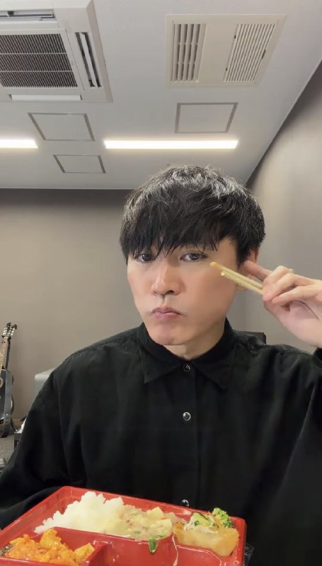 📸 @nacchan__0818ライブ後に冷たい弁当を食す😆 #山口一郎原文 #サカナクション