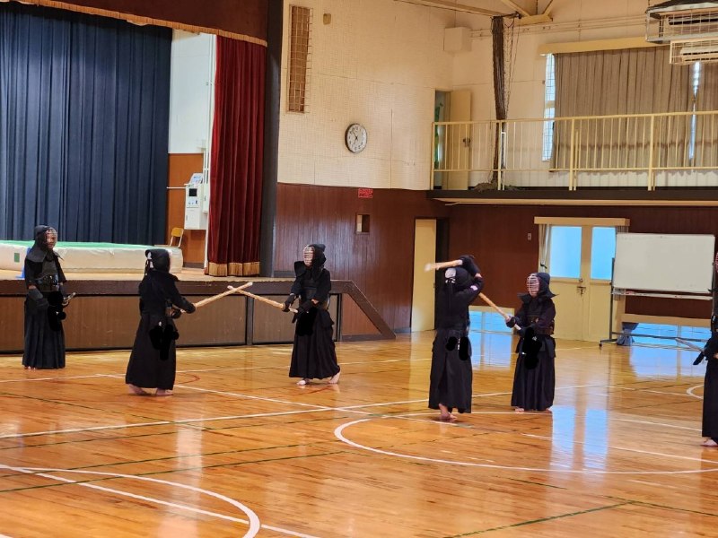 📸 @XgkCIKyQg7FRiKV ×3木曜日稽古　　本日は6年生が修学旅行で不在の中、日頃、忙しい中学生がたくさん来てくれて、基本組さんも大きな声を出して、賑やかな活気のある稽古となりました