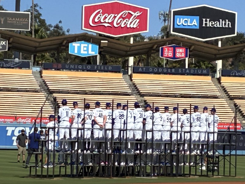 📸 @hochi_andoh@Dodgers 選手の集合写真を後ろから先発する  投手は不在のようです