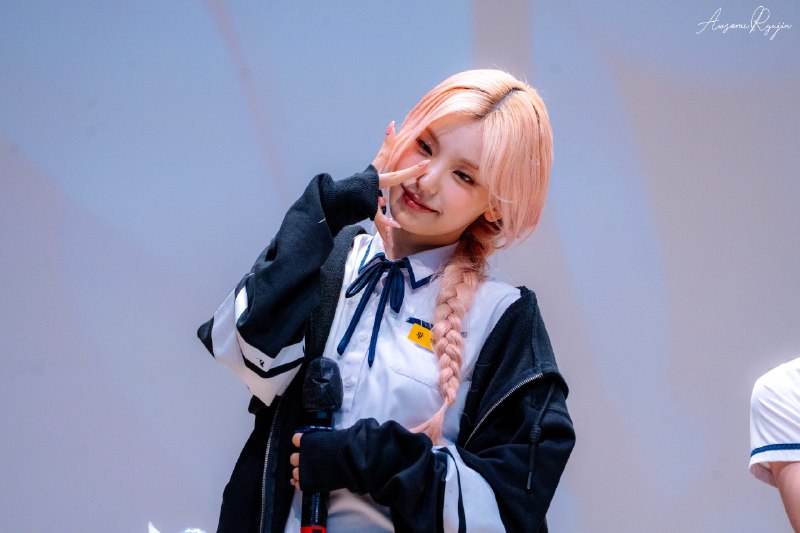 📸 @AwsomeRyujin ×2260530 WM    뭔가 실제로 학창시절에도 윈드브레이커 걸치고 다녔을 거 같아 찰떡 같이 어울리네260530 王明    看来他学生时代就穿了一件风衣，非常适合他