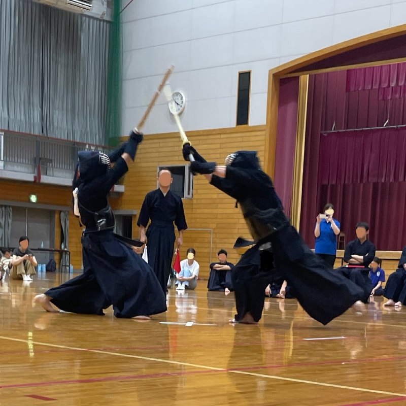 📸 @CFADnFpiqAnFf0T ×2近隣の道場からの参加者を募ってのローカルな大会の審判員を務めました