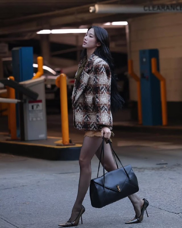 📸 @kazuhaboost ×4The New Simone Bag by Anthony VaccarelloSpotted carrying the new Simone Bag: LE SSERAFIM’s KAZUHA, RIIZE’s Anton, Song Jia, Bella Hadid, and Charlotte Gainsbourg. #카즈하 #カズハ #中村一葉 #KAZUHA #LE_SSERAFIM #르세라핌 #KazuhaXSaintLaurent原文 #中村一葉