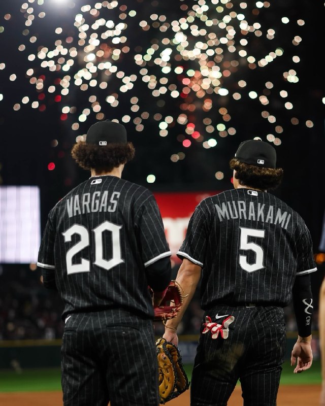📸 @SoxTranslator花火の光に照らされる村上さんとバルガスさん #WhiteSox #村上宗隆原文 #MLB日本選手