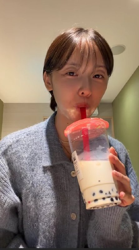📸 @zzc1588532 ×3小夏さんがミルクティーを飲みます😍😍（小夏さんがゴンチャばっかり飲んでた頃、懐かしいなぁ）🥰🥰 #加藤小夏原文 #加藤小夏📸 @zzc1588532 ×3小夏さんがミルクティーを飲みます😍😍（小夏さんがゴンチャばっかり飲んでた頃、懐かしいなぁ）🥰🥰 #加藤小夏原文 #加藤小夏