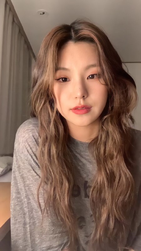📸 @OOkgood40552What's wrong with you guys wanting her to keep the pink color? Don't you understand. That  So very attractive with brown hair (I want that) 😭 #yeji原文 #黄礼志