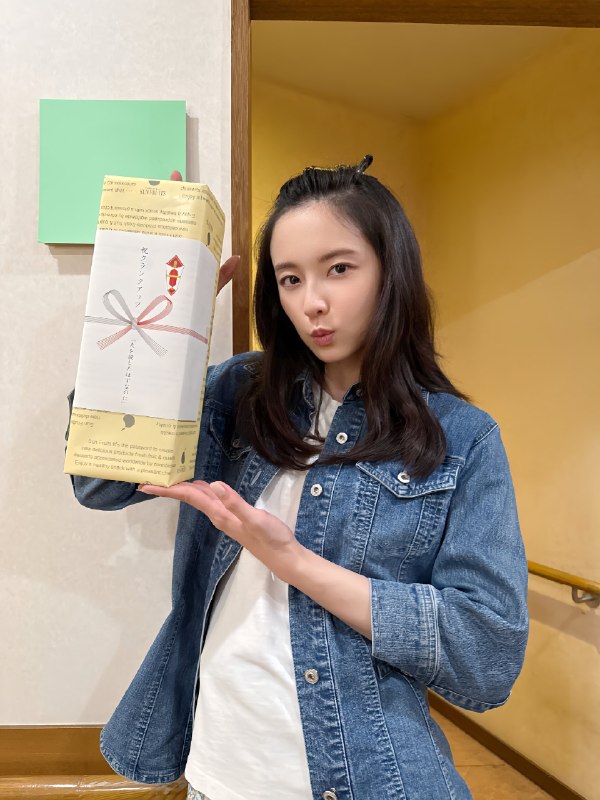 📸 @cnp_bot_つなこさん世界一美しいおでこ❤️ #加藤小夏原文 #加藤小夏