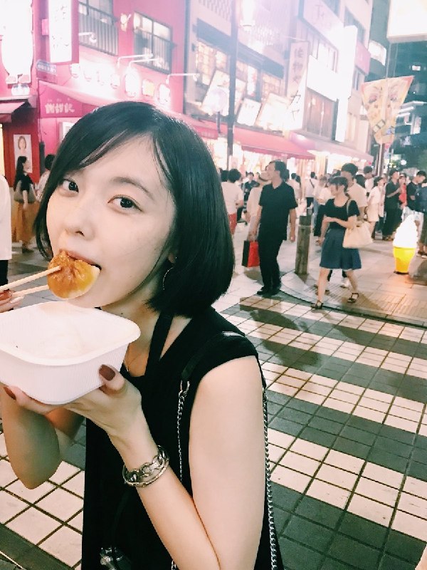 📸 @ent_zb ×4小夏さんはやっぱり食べてる時の顔も良いですね！特に3枚目は勢いがあって凄く良いです✨是非食べ物のCMに出て欲しいです！ #加藤小夏原文 #加藤小夏