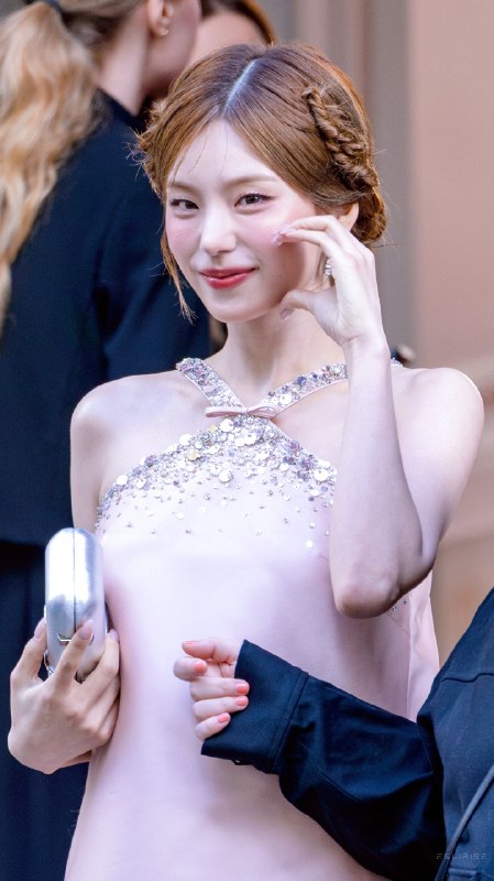 📸 @Flaretea_ ×2261001 YEJI at Roger Vivier SS27 in Paris ✨ #YEJI #예지 #ITZY #있지 #RogerVivier #ParisFashionWeek #PFW原文 #黄礼志