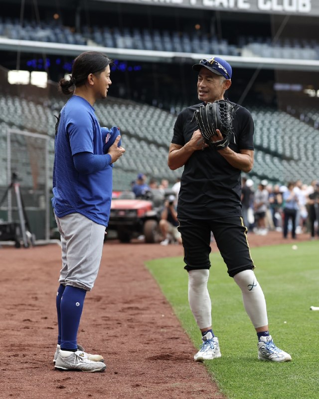 📸 @MLBJapan ×2🇯🇵  が  に挨拶シアトルでのカブスVSマリナーズ戦の前に言葉を交わす二人がカメラにとらえられました！いったいどんな会話をしていたのでしょうか？🤔 📸:@Cubs 日本人選手のハイライト映像は公式YouTubeチャンネルでチェック👉