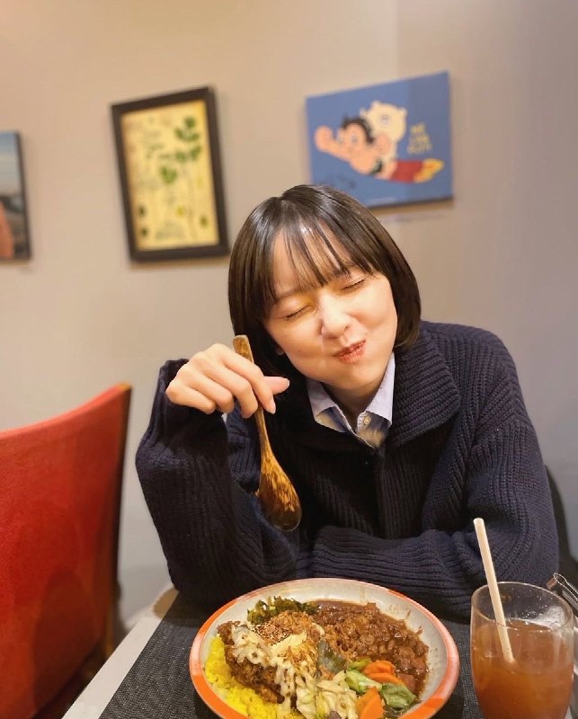 📸 @ent_zb ×4小夏さんはやっぱり食べてる時の顔も良いですね！特に3枚目は勢いがあって凄く良いです✨是非食べ物のCMに出て欲しいです！ #加藤小夏原文 #加藤小夏