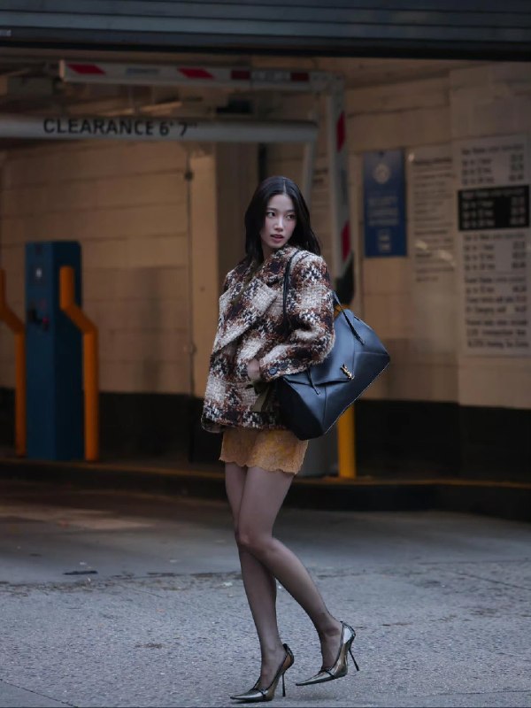 📸 @kazuhaboost ×4The New Simone Bag by Anthony VaccarelloSpotted carrying the new Simone Bag: LE SSERAFIM’s KAZUHA, RIIZE’s Anton, Song Jia, Bella Hadid, and Charlotte Gainsbourg. #카즈하 #カズハ #中村一葉 #KAZUHA #LE_SSERAFIM #르세라핌 #KazuhaXSaintLaurent原文 #中村一葉