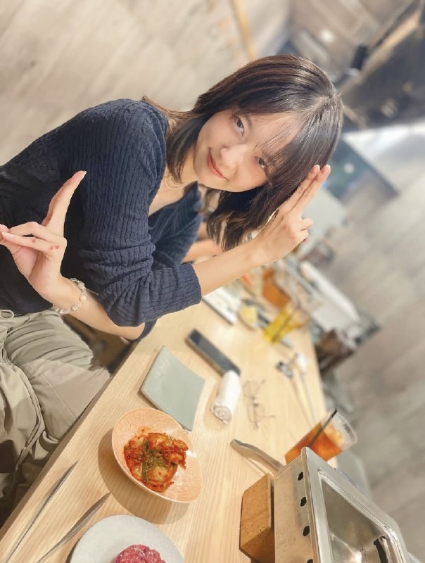 📸 @rIlIHVoqz798429滅ポーズっぽいポーズ #加藤小夏原文 #加藤小夏