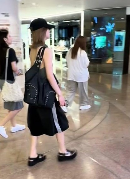 📸 @OOkgood40552 ×2They are shopping. And  It fits perfectly with such a casual style. 🤟 #yeji原文 #黄礼志📸 @OOkgood40552 ×2They are shopping. And  It fits perfectly with such a casual style. 🤟 #yeji原文 #黄礼志
