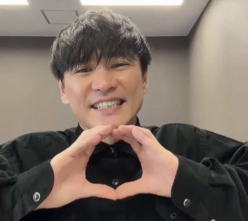 📸 @madowercel_dawn ×2←ライブ中トガりにトガってる△マーク配信時→まんまるほんわか🍩マーク #山口一郎 #サカナクション原文 #サカナクション