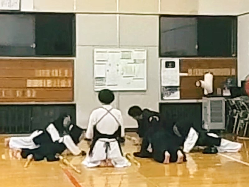 📸 @kurerenseikai ×45月28日(木)数名の女子は日曜日試合です❗️試合に向けてしっかり気持ちを高めてほしいんですが…なんか故障者が2名……大丈夫かな💦今日の稽古もお疲れ様でした