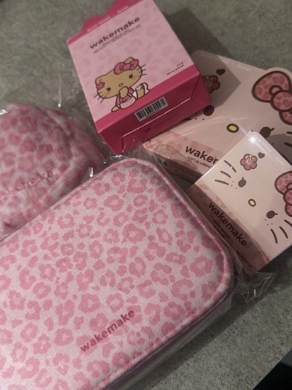 📸 黄礼志 (X) ×3[260925] 1:20PM KST🐈‍⬛ : Everyone, this isn’t an ad or anything, I just got this Kitty and it’s so cute that I wanted to brag💬 : It isn’t an ad! Just sharing something good you found ㅎㅎ ㄴ🐈‍⬛ : How can I resist [showing off] something this good原文 #黄礼志