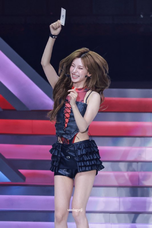 📸 @storingyeji ×4260808 팬미팅   게임 1등 했다고 세상 다 얻은 것처럼 신나하는 바부260808粉丝见面会   巴布获得了比赛第一，兴奋得仿佛赢得了整个世界 #예지 #YEJI原文 #黄礼志