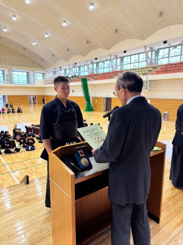📸 @re_872 ×4個人、団体共に優勝🏆2連覇‼️第2の地元燕に名前を刻むことができました中坊主←もう坊主じゃなくなったがwおめでとう🎊そして私のて～シャツやっぱり取られました泣 #剣道 #子育て #楽しいこと #看護師ママ #FOODGAN原文 #剣道