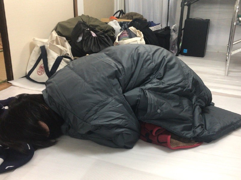 📸 @rIlIHVoqz798429 ×2多分今では貴重の床で眠る小夏さん笑 #加藤小夏原文 #加藤小夏