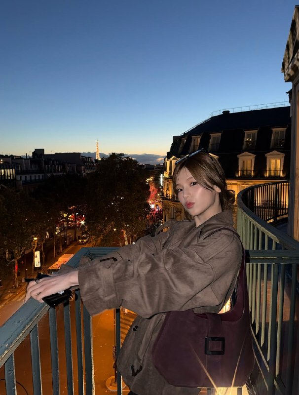 📸 🔍 黄礼志 via @yejigallery ×2yezyizhere instagram update🎵 Stella Jang - L’Amour, Les Baguettes, Paris #YEJI原文 #黄礼志