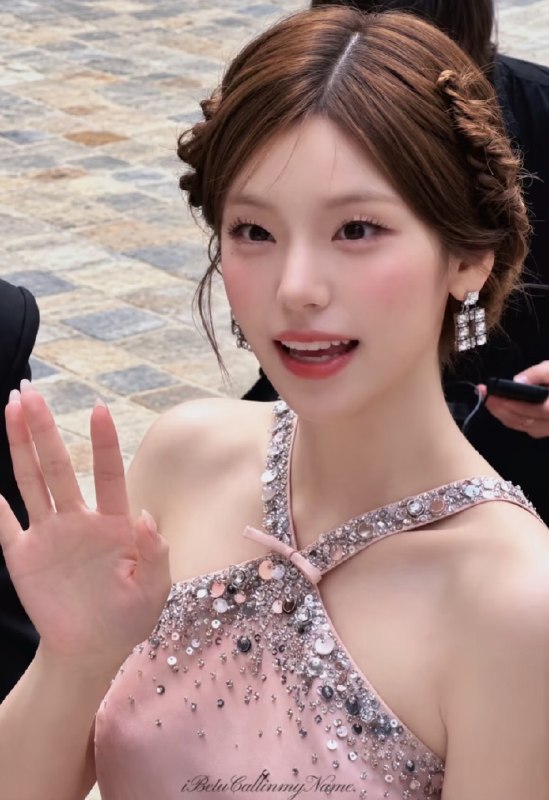 📸 🔍 黄礼志 via @yejigalleryHWANG YEJI IN REAL LIFEYEJI IN FULL BLOOM #YEJI #RogerVivierSS27 #VivierEnFleur原文 #黄礼志