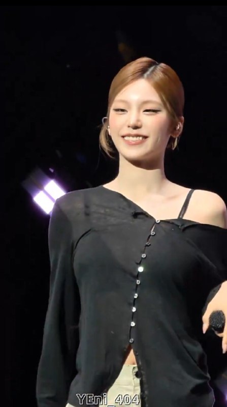 📸 @_imthemafia ×3she looks so fine 🐱🖤 #YEJI #ITZY原文 #黄礼志