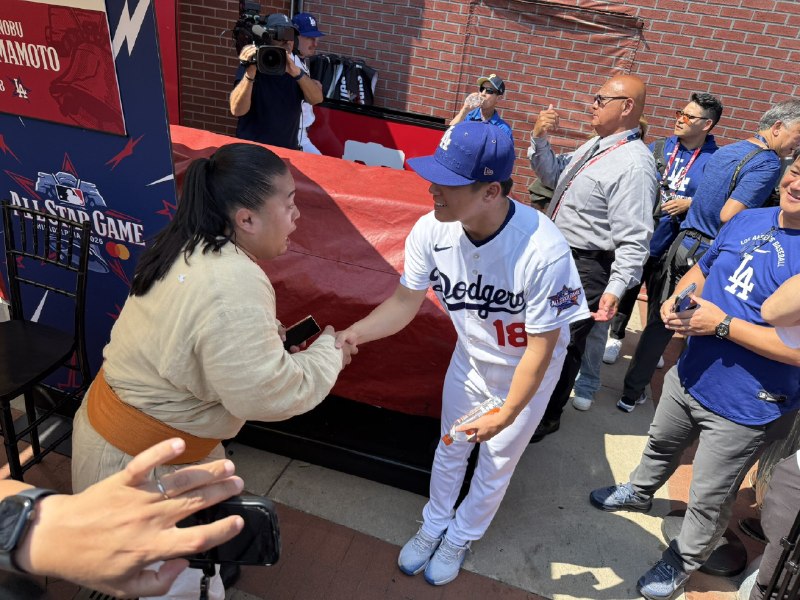 📸 @sponichi_yanagi ×4@Dodgers @TBS_VIVANT その後はドラムさんと  投手の記念撮影