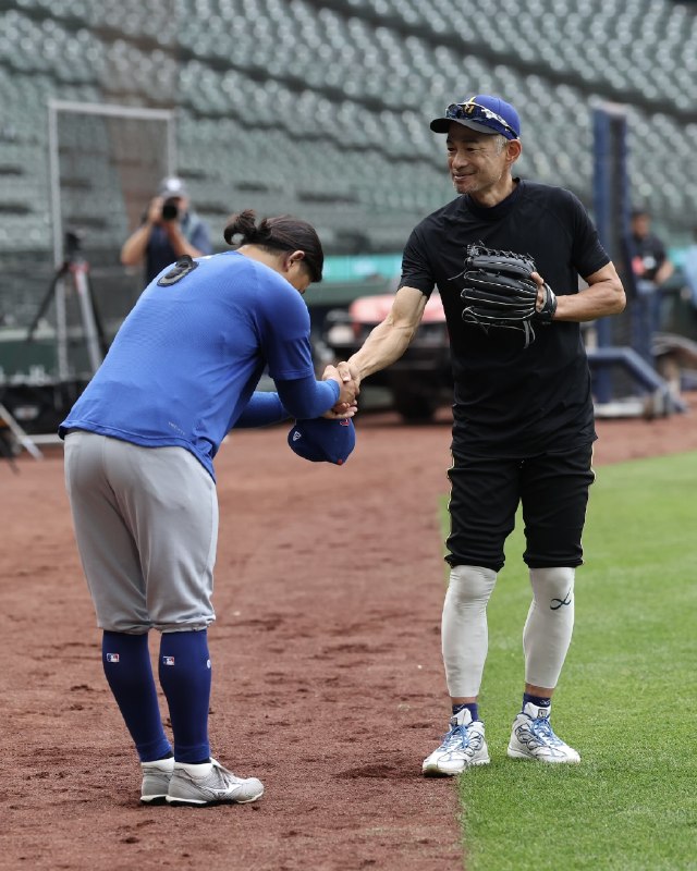 📸 @MLBJapan ×2🇯🇵  が  に挨拶シアトルでのカブスVSマリナーズ戦の前に言葉を交わす二人がカメラにとらえられました！いったいどんな会話をしていたのでしょうか？🤔 📸:@Cubs 日本人選手のハイライト映像は公式YouTubeチャンネルでチェック👉