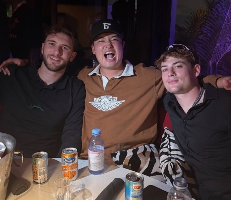 📸 @SoxTranslator村上さん、アントナッチくん、バークさんの3人で一緒に夕食に行ったそうです！ #WhiteSox #村上宗隆原文 #MLB日本選手