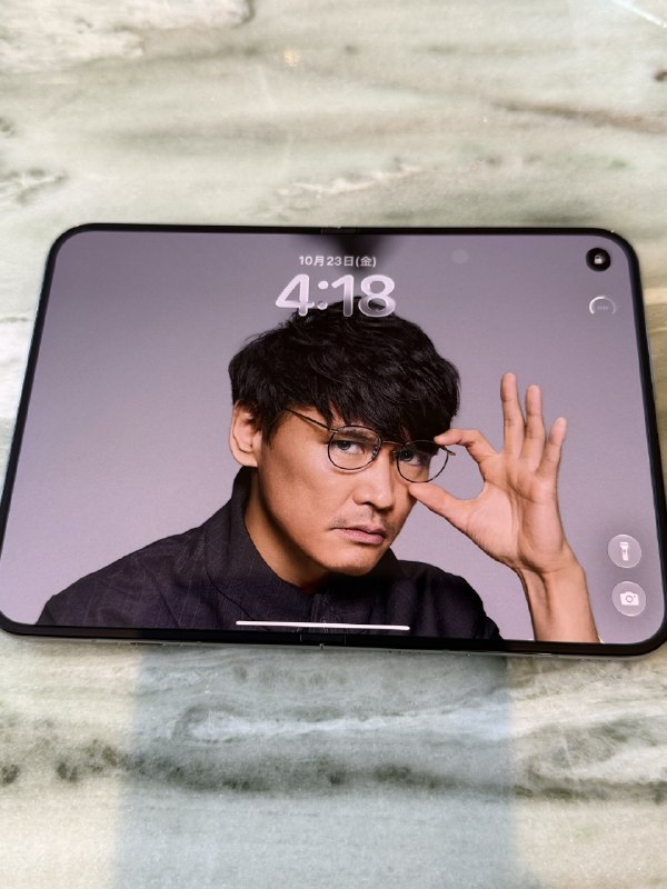 📸 @kikofromjapan ×3iPhone Duo  回転させたら壁紙を絶妙な位置に合わせてくれた