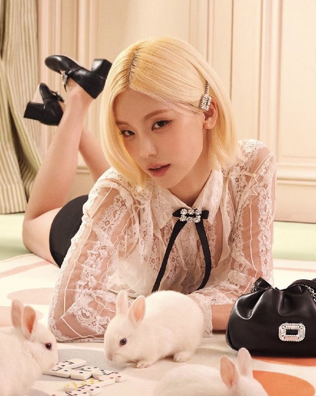 📸 @yeji_news ×2[ INFO ] The grand opening of Roger Vivier’s new boutique in Singapore will take place from 6–8PM on Monday, July 20 (local time).NOTE: The event is closed to the public, but fans will have the opportunity to see  during her photo call outside the venue. We hope many fans will come and show their ... #YEJI原文 #黄礼志