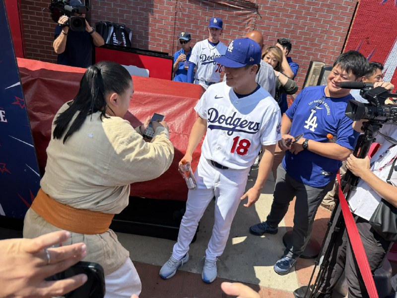 📸 @sponichi_yanagi ×4@Dodgers @TBS_VIVANT その後はドラムさんと  投手の記念撮影