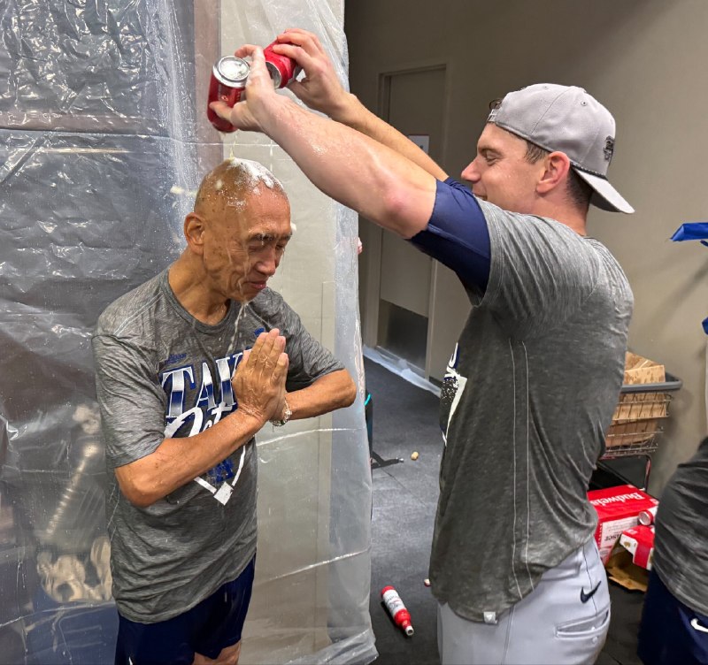 📸 @MasayaKotani投手⚾️矢田先生も歓喜🍾「最高に寒いです」 #ドジャース #山本由伸 #dodgers #POSTSEASON原文 #MLB日本選手