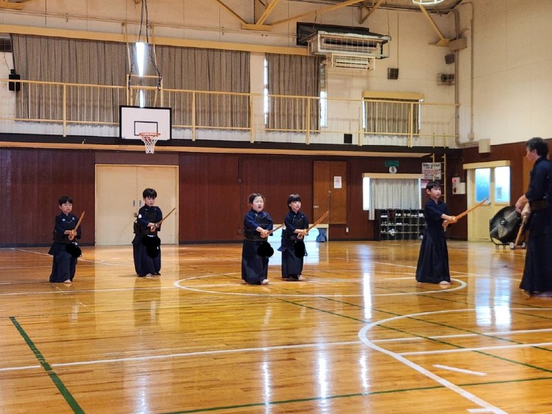 📸 @XgkCIKyQg7FRiKV ×3木曜日稽古　　本日は6年生が修学旅行で不在の中、日頃、忙しい中学生がたくさん来てくれて、基本組さんも大きな声を出して、賑やかな活気のある稽古となりました