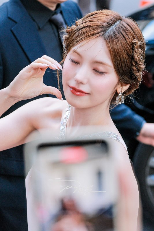 📸 @pjg920 ×4261001 RogerViver      @ITZYofficial #ITZY #있지 #YEJI #예지 #RogerViverSS27 #ViverEnFleur原文 #黄礼志