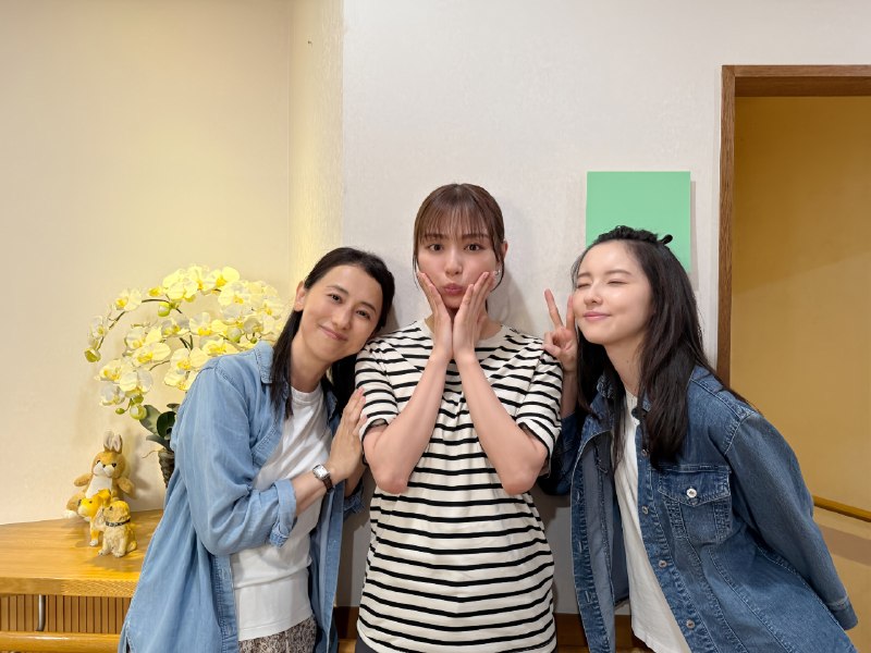 📸 @tx_premiere23 ×2⏰💥🔪━━━━━━━━━━ off-shot━━━━━━━━━━━🫦🫦🫦ダブル文枝さんに挟まれる莉乃さん実現！エモい🥹 さん  さん  さん 最新話TVerで見逃し配信中!