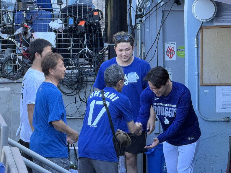 📸 @sponichi_yanagi ×2@Dodgers 元オリックスの榊原翼さんが来場し試合前の  投手と旧交を温めていました