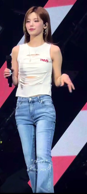 📸 @OOkgood40552 ×3There's absolutely no way not to fall in love with her. The thing is, this person is just so beautiful 😭 #yeji原文 #黄礼志