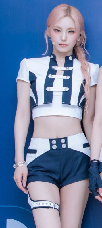 📸 @OOkgood40552Simple but eye-catching !!! The details of the outfit never fail to captivate the eye. 🛐 #yeji原文 #黄礼志