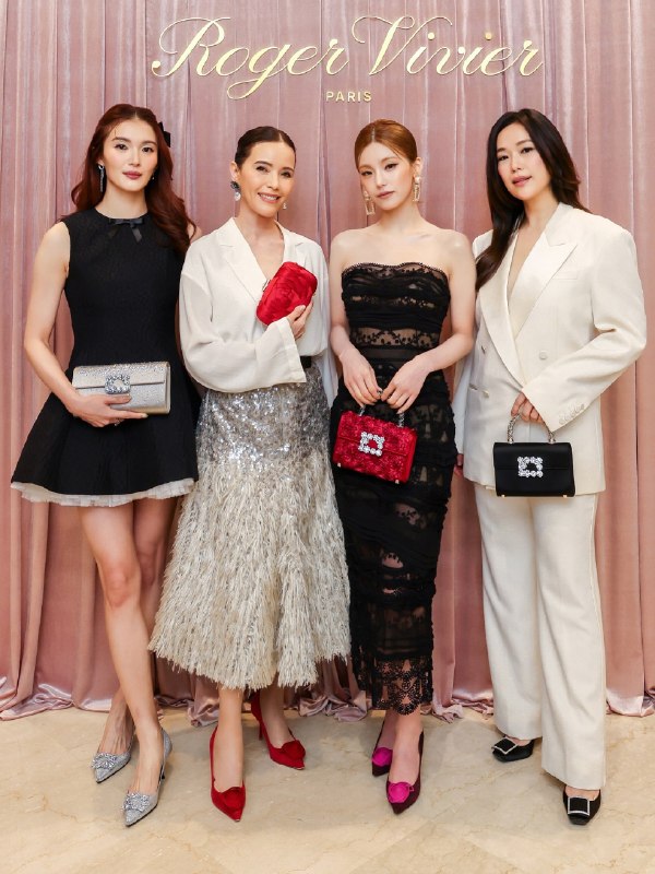 📸 @storingyeji ×3260720 lofficielsingapore   Last night, @rogervivier celebrated its new Takashimaya Shopping Centre boutique with a grand opening event, which was graced by Roger Vivier Global Brand Ambassador, YEJI from itzy Swipe for all the images of the star at the event. 💖🌹 
