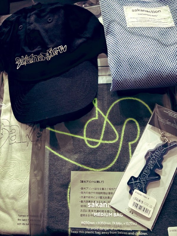 📸 @Seetaroo09 ×4昨日届いてたやほーう🙌♡やっと私も光れる🤩←🧢は元々息子用に買ったのでさっそく学校に被ってく小5稚魚🐟笑お友達のエケチェン👶は尊すぎて🍼あげたり抱っこしたりして癒されまくりマクリスティでした♡イケメンぬこ🐱もいるからかわいいの大渋滞おきてた...🤦‍♀️🫶 #サカナクション #蓄光原文 #サカナクション