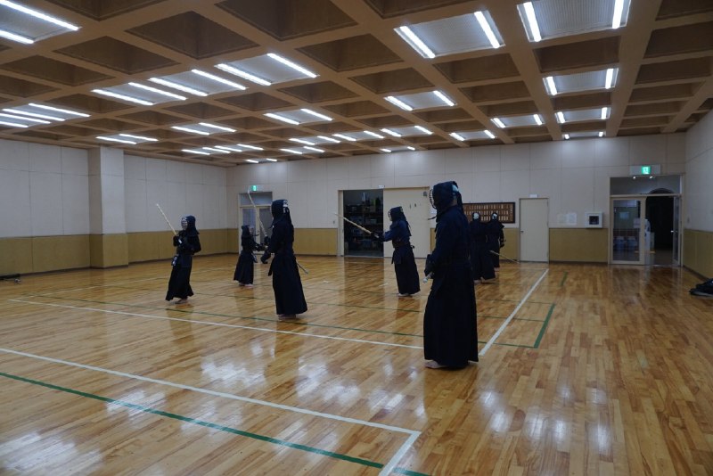 📸 @toamurakendojin ×4こんばんは🌛原村剣道クラブの稽古でした😊日曜日の大会も終わり、低学年は基本打ちの復習