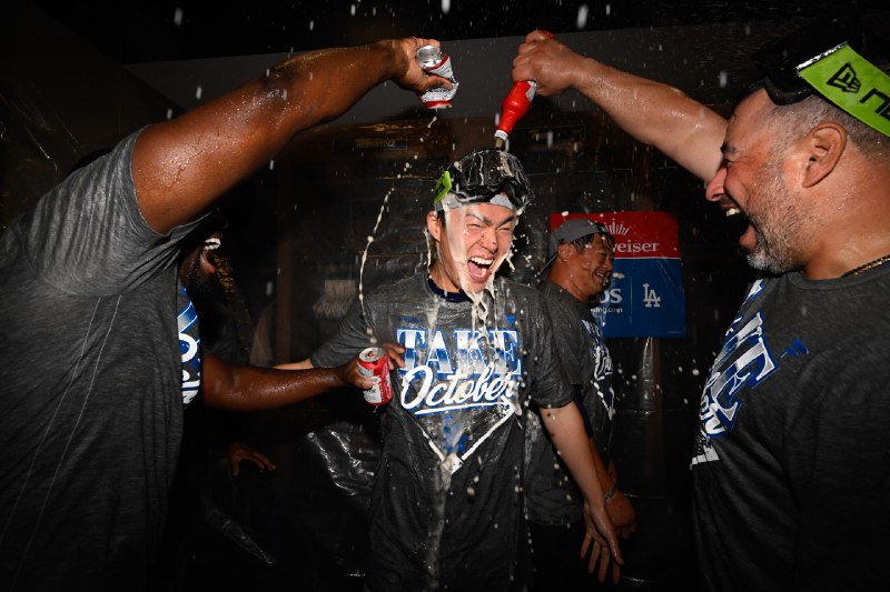 📸 @fullcountmlbc2 ×3【 シャンパンファイト🍾】 投手👍頭から浴びせられ“絶叫”😅 #ドジャース #山本由伸 #Dodgers #ドジャース #Postseason原文 #MLB日本選手