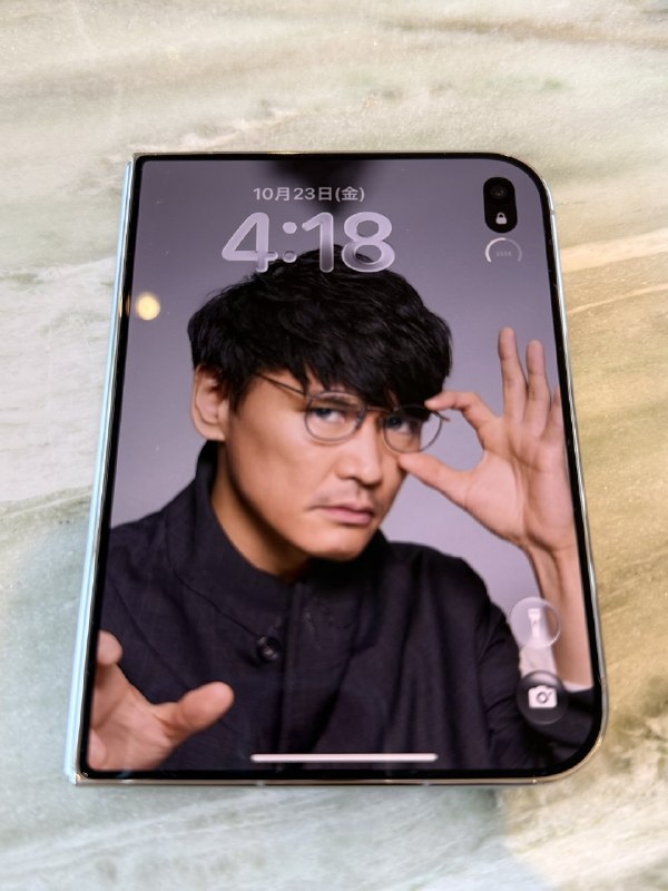 📸 @kikofromjapan ×3iPhone Duo  回転させたら壁紙を絶妙な位置に合わせてくれた