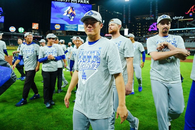 📸 @fullcountmlbc2 ×3投手⚾️カメラ目線頂きました‼️🥹第3戦の“英雄”が地区シリーズ突破にこの表情👍Photo by Yuji Arakawa #山本由伸 #Dodgers #ドジャース #Postseason原文 #MLB日本選手
